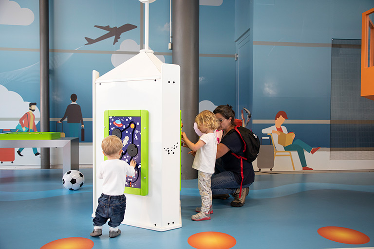 IKC Geneve airport speelhoek voor kinderen voor meer rust IKC Geneve airport speelhoek voor kinderen om het wachten aangenamer te maken