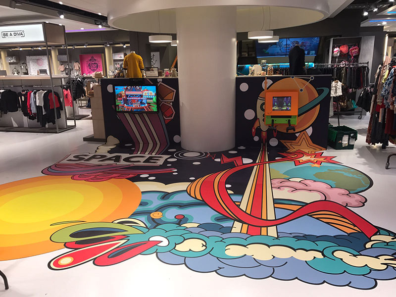 IKC speelhoek met ruimte thema voor kinderen in kledingwinkel Houtbrox in Veghel