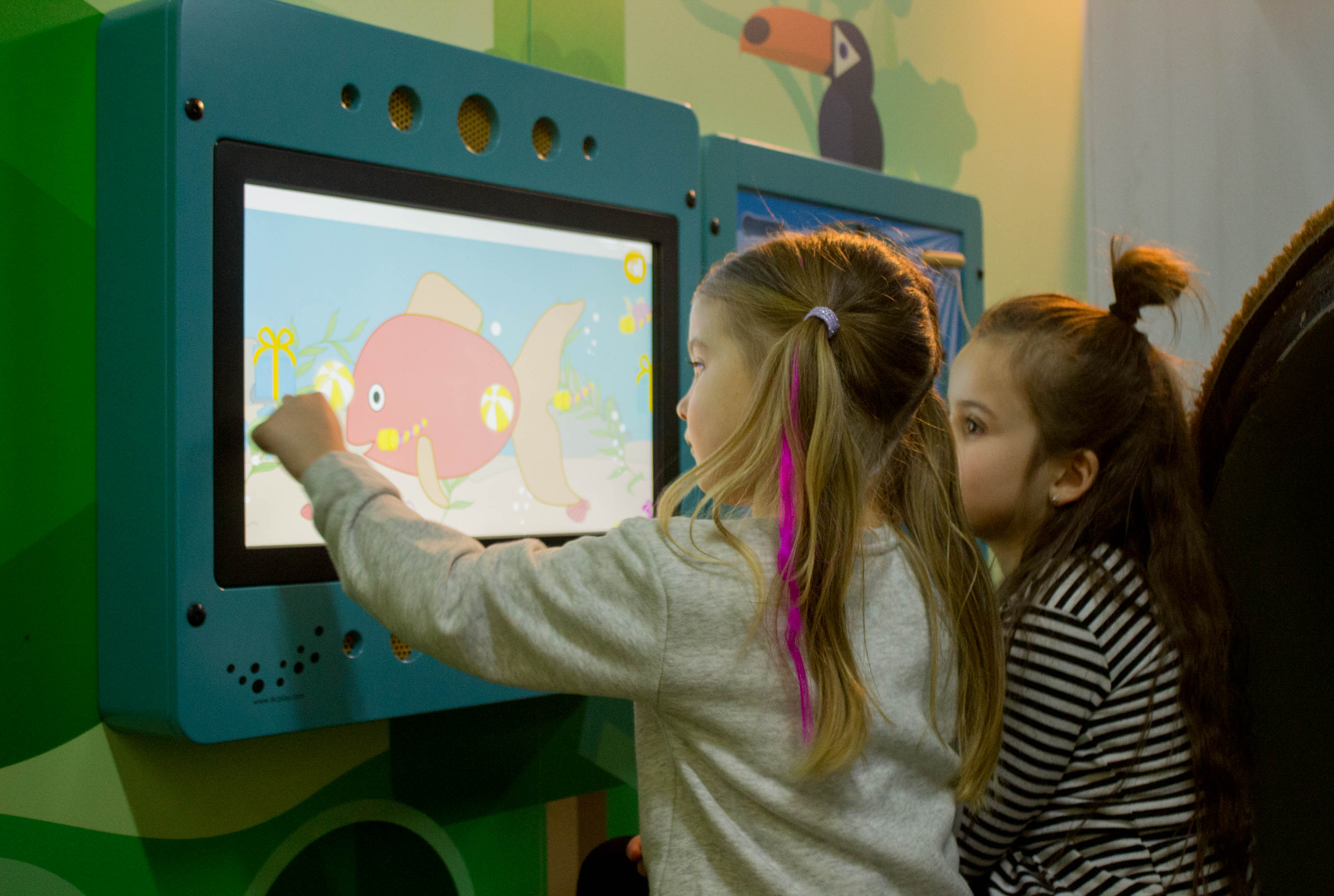2 παιδιά παίζουν με τα διαδραστικά συστήματα παιχνιδιού του IKC