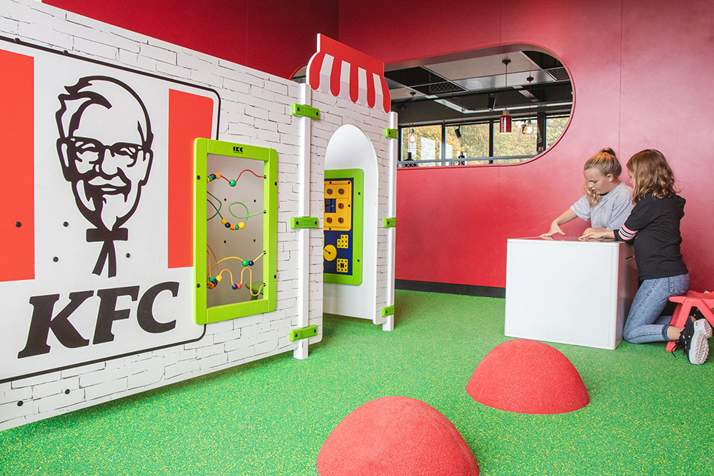 Μια παιδική γωνιά στο εστιατόριο γρήγορου φαγητού KFC για διασκέδαση κατά τη διάρκεια της αναμονής