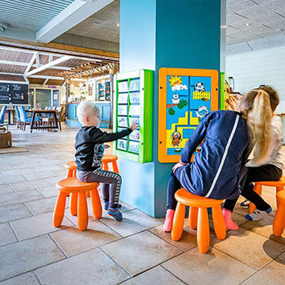 kinderen spelen in restaurant speelhoek terwijl ouders kunnen eten kinderen spelen in restaurant speelhoek terwijl ouders kunnen eten
