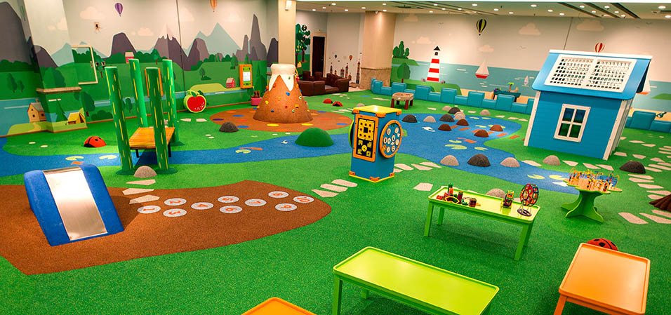 Ένας μεγάλος εσωτερικός χώρος παιχνιδιού για παιδιά με ασφαλές δάπεδο EPDM για έναν πολύχρωμο φανταστικό κόσμο 