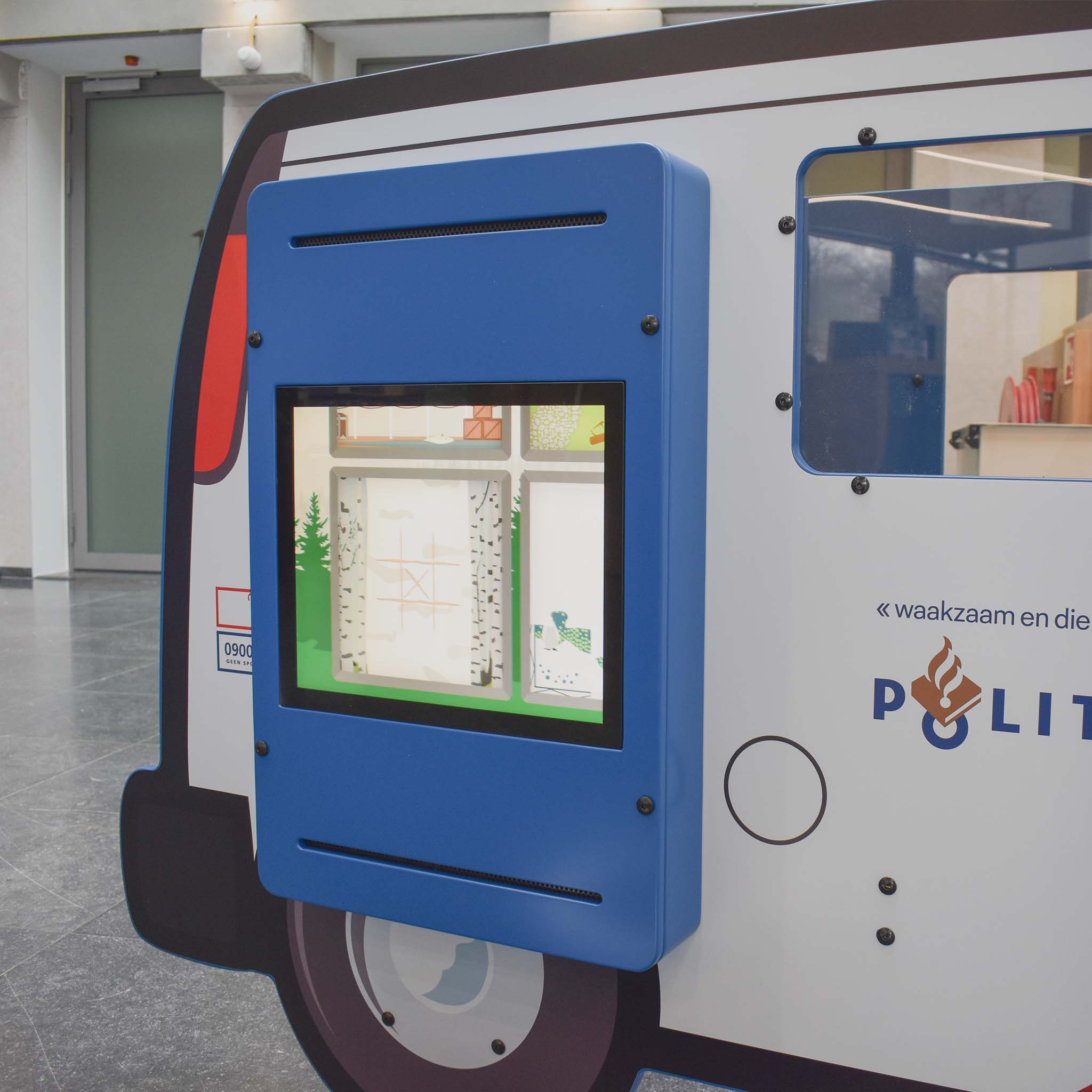 IKC interactief speelsysteem op politieauto speelbus bij politie Maastricht IKC interactief speelsysteem op politieauto speelbus bij politie Maastricht