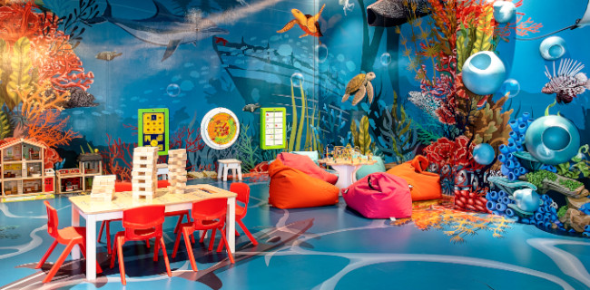 speelruimte met wandspellen, een klimmuur en kindermeubels speelruimte met wandspellen, een klimmuur en kindermeubels